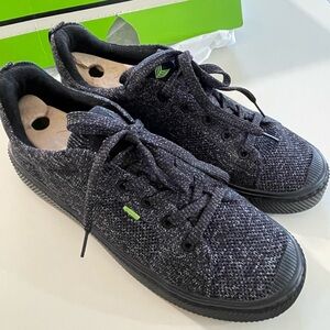 BRAND NEW W/BOX CARIUMA SNEAKERS 8.5